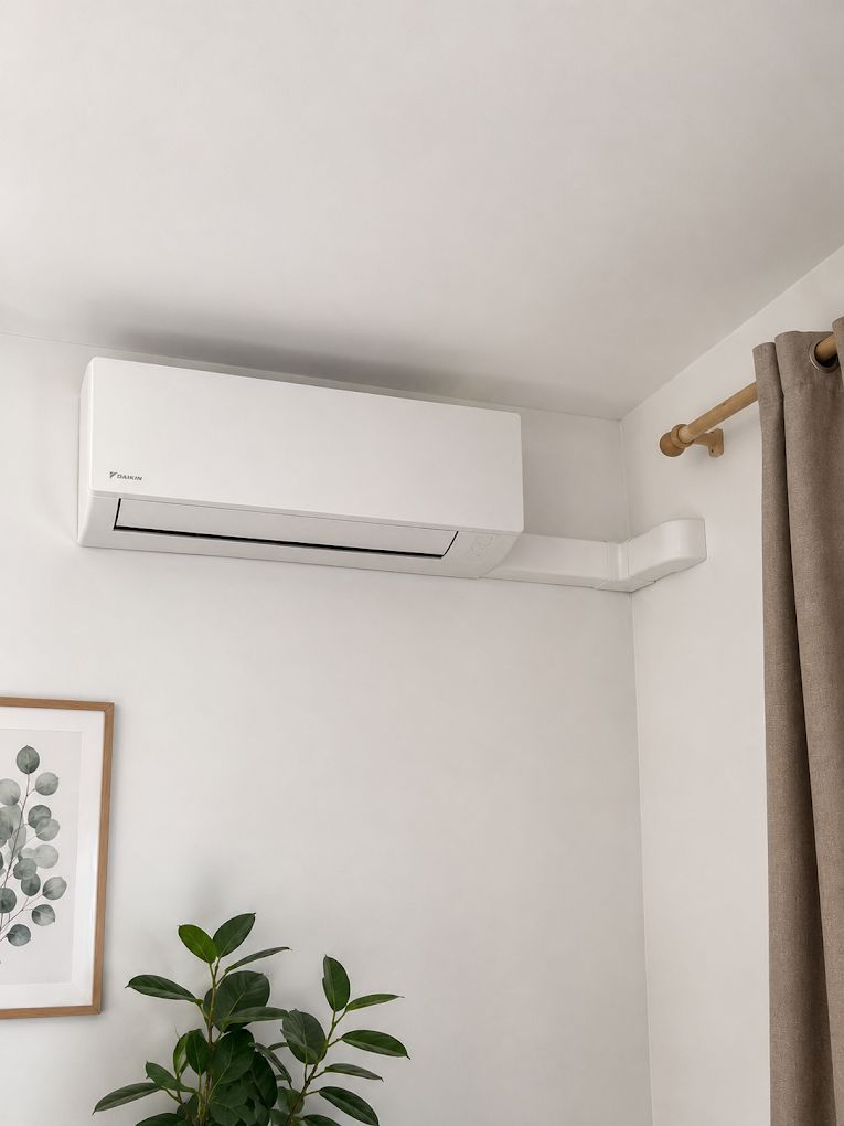 Unité murale Daikin installée dans un salon