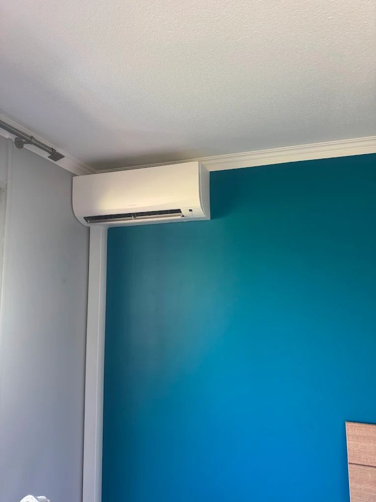 Climatisation murale dans une pièce colorée